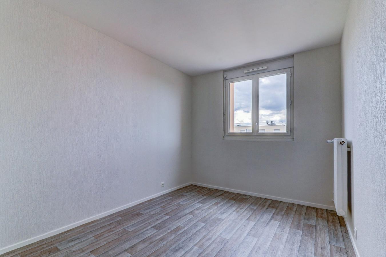
																																							4 pièces - 
																																						RDC - 77m² - 67 970 € - Photo #2