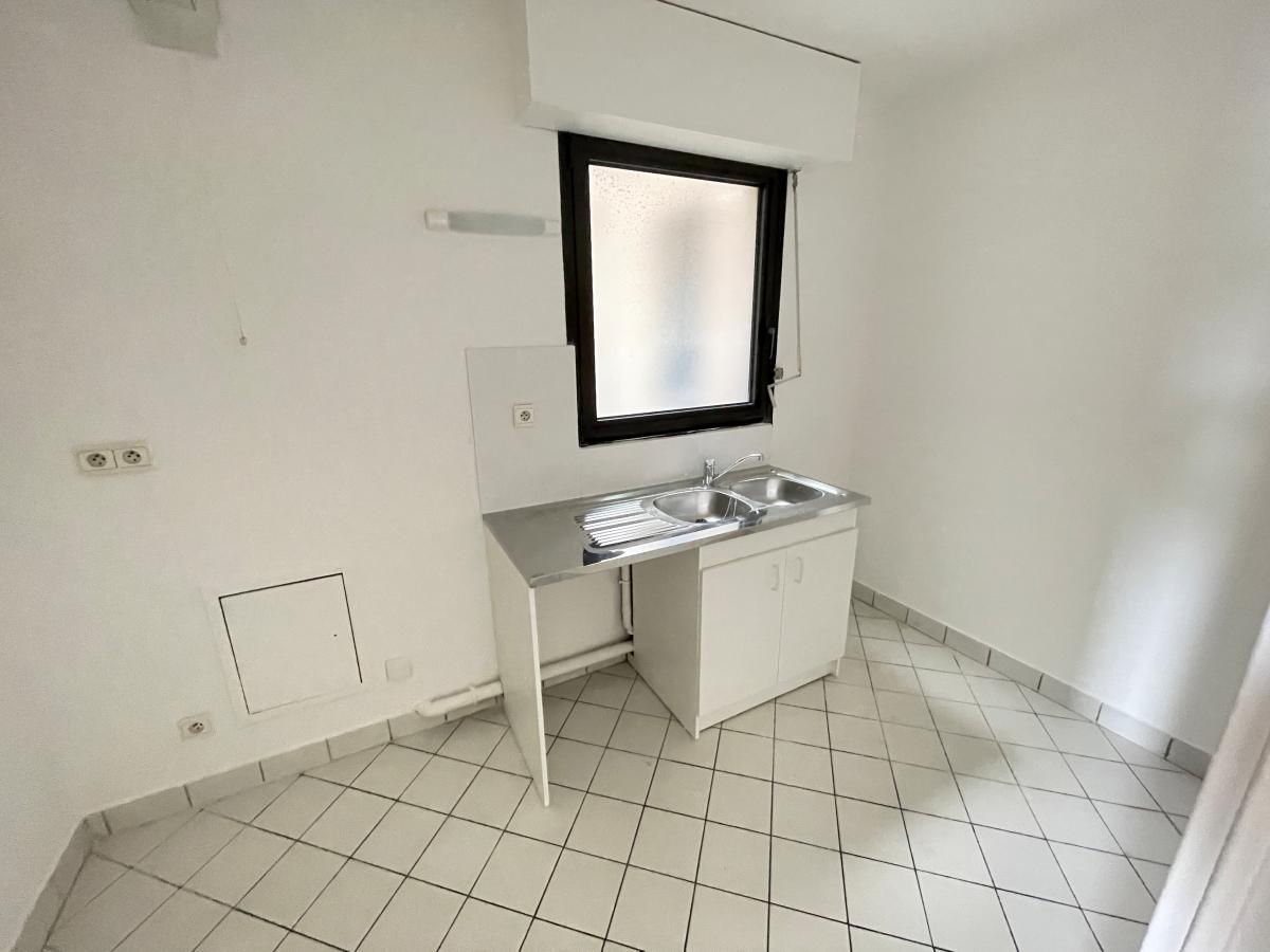 
																																							3 pièces - 
																																						4ème étage - 71m² - 2 107,50 € - Photo #2