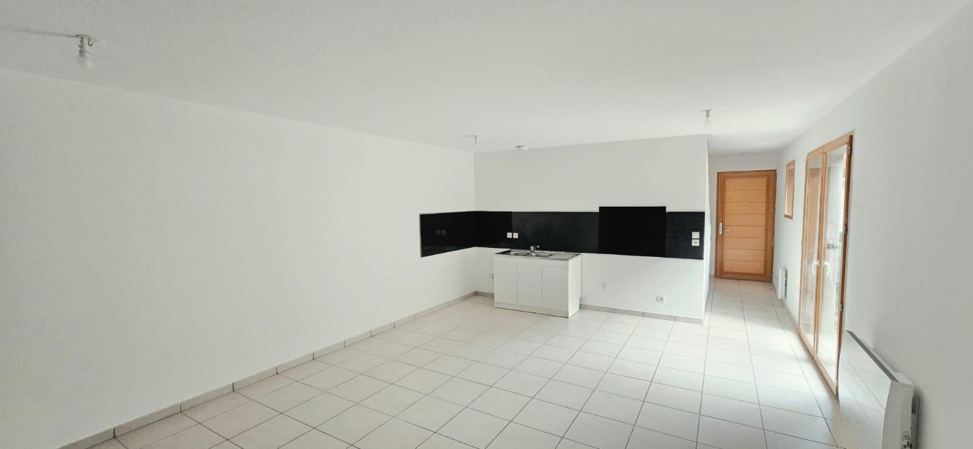
																																							4 pièces - 
																																						RDC - 108m² - 1 092,98 € - Photo #1