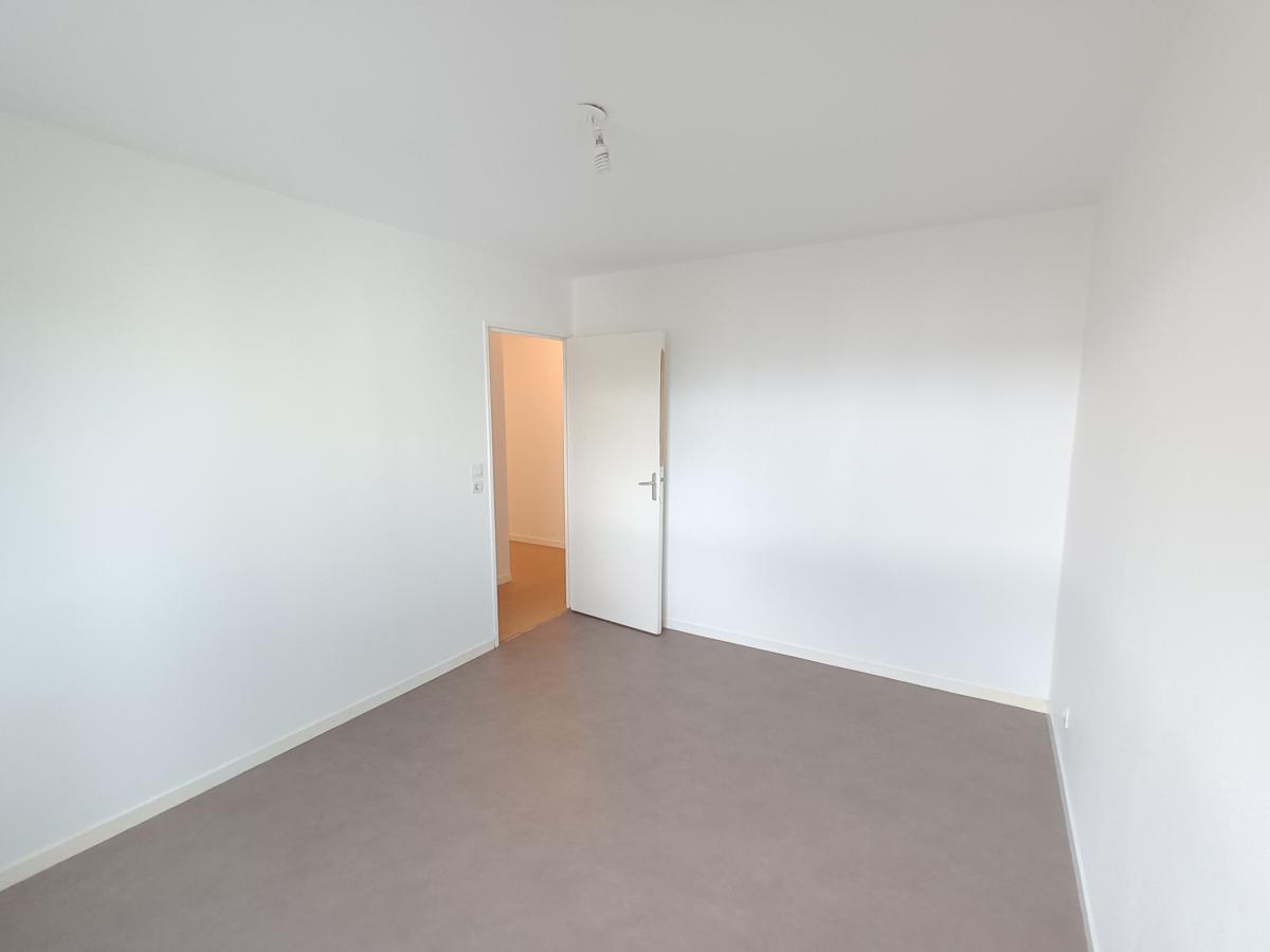 
																																							4 pièces - 
																																						1er étage - 83m² - 747,46 € - Photo #6