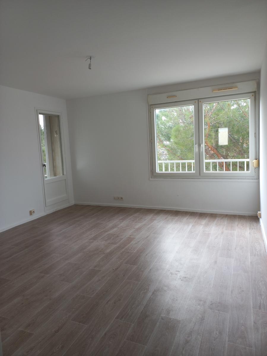 5 pièces - 4ème étage - 82m² - 727,86 € - Photo #2