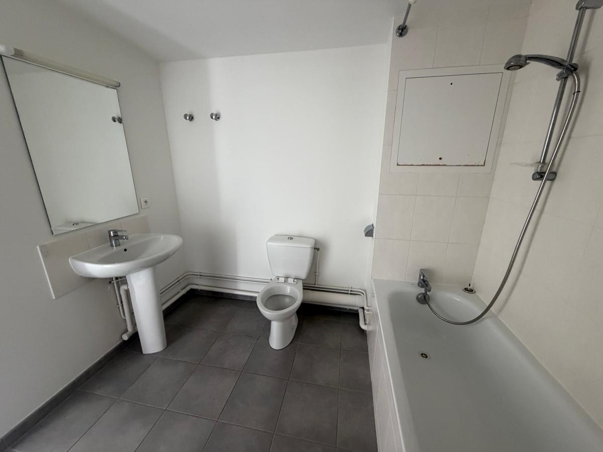 4 pièces - 1er étage - 92m² - 883,20 € - Photo #7