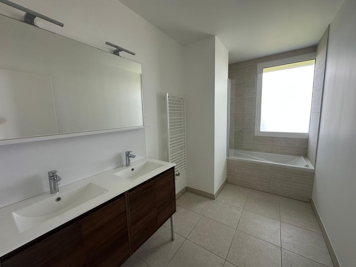 
																																							4 pièces - 
																																						15ème étage - 86m² - 1 096,60 € - Photo #4