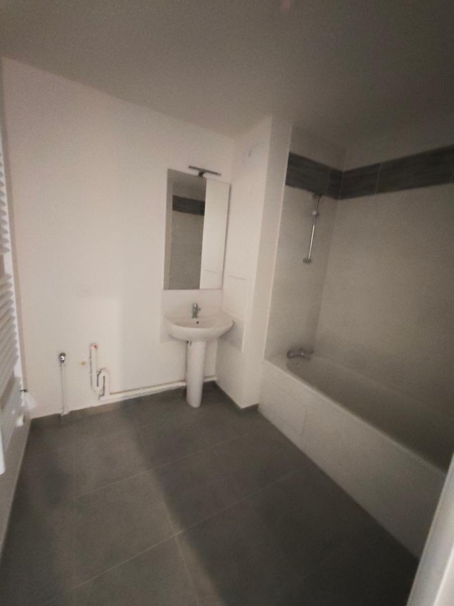 4 pièces - 4ème étage - 77m² - 1 842,09 € - Photo #4