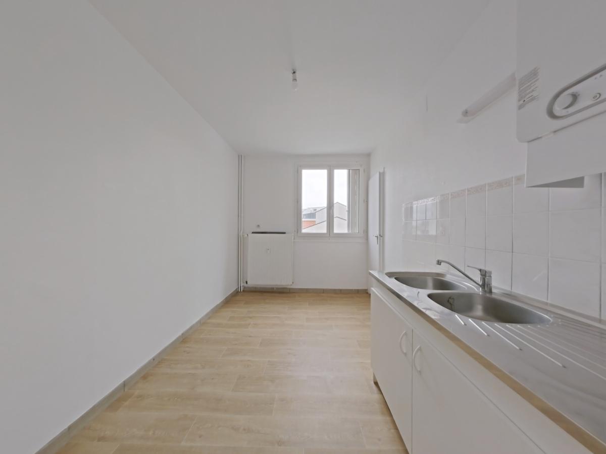 4 pièces - 3ème étage - 74m² - 861,91 € - Photo #2