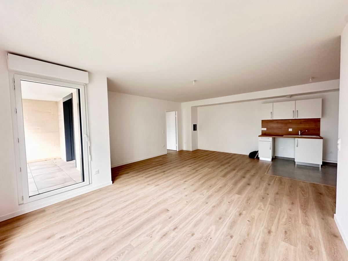 
																																							4 pièces - 
																																						1er étage - 83m² - 2 065,89 € - Photo #1