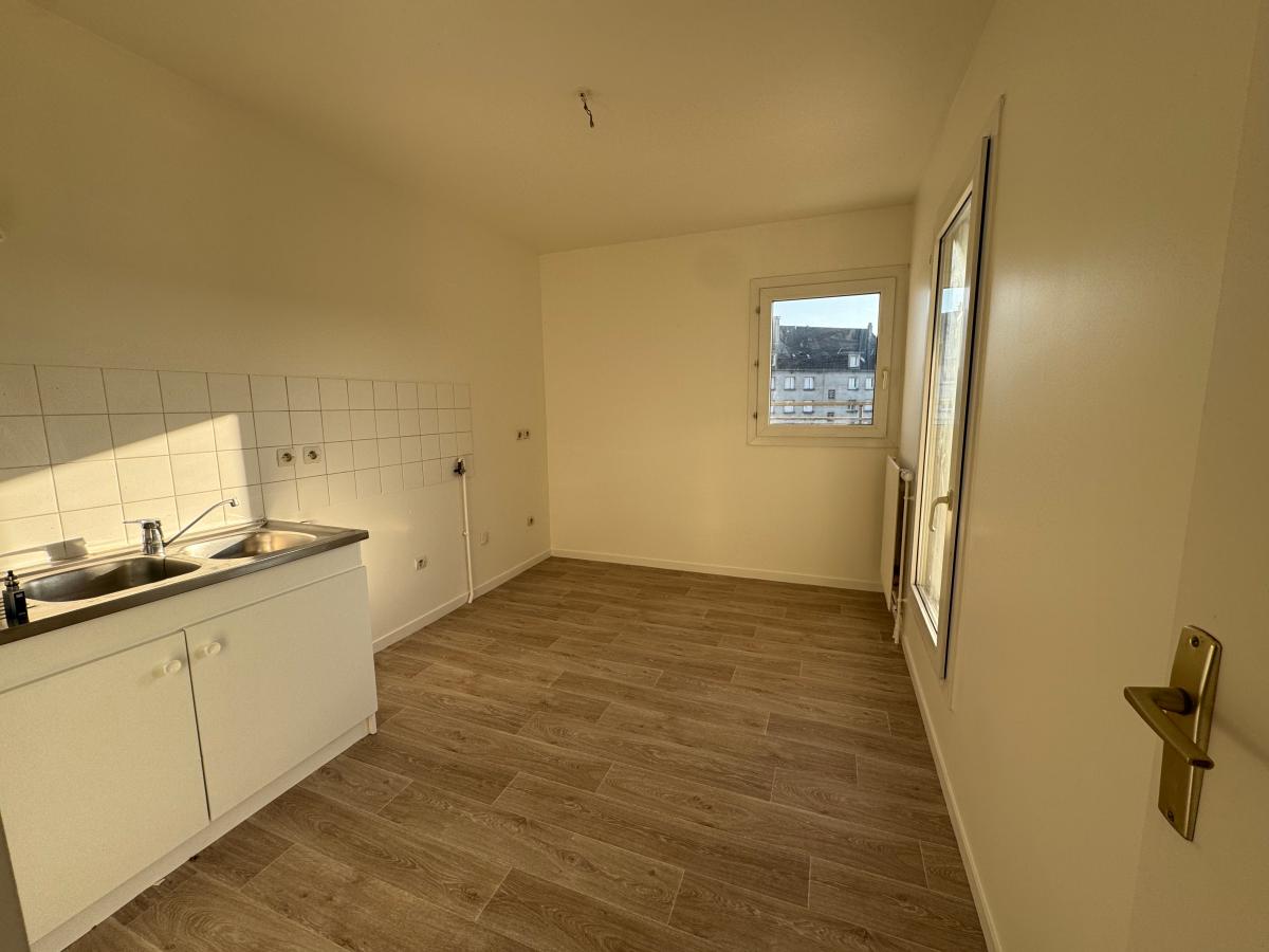 
																																							4 pièces - 
																																						4ème étage - 83m² - 200 000 € - Photo #2