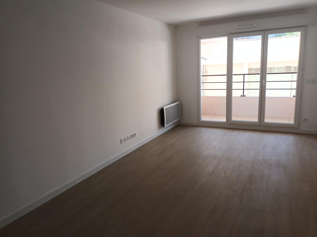 
																																							3 pièces - 
																																						1er étage - 64m² - 1 035,48 € - Photo #3