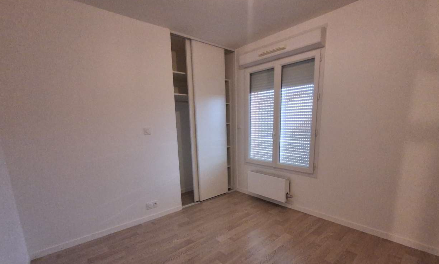 
																																							5 pièces - 
																																						RDC - 107m² - 1 180,98 € - Photo #2
