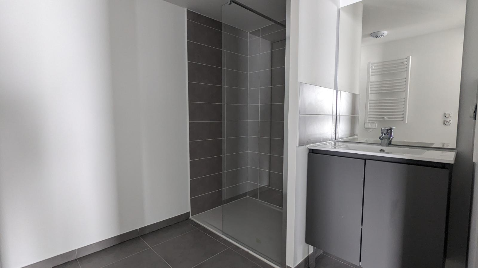 
																																							3 pièces - 
																																						RDC - 69m² - 979,39 € - Photo #4