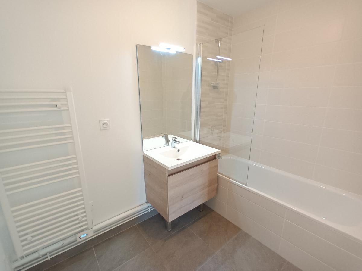3 pièces - 1er étage - 64m² - 748,34 € - Photo #2