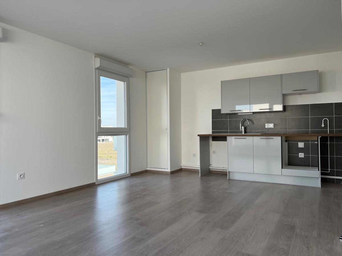 
																			4 pièces - 
																		3ème étage - 81m² - 1 075,75 € - Photo #0