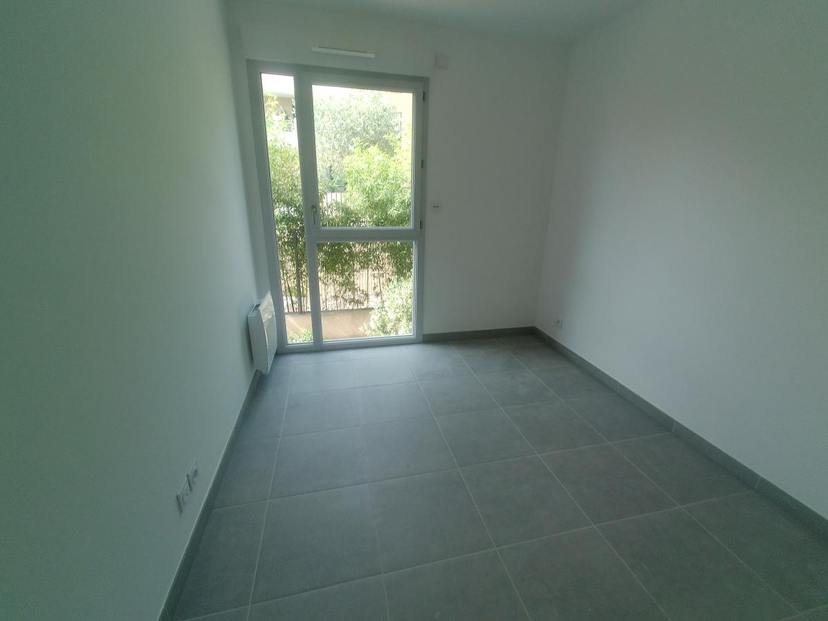 
																																							3 pièces - 
																																						RDC - 62m² - 1 067,85 € - Photo #2