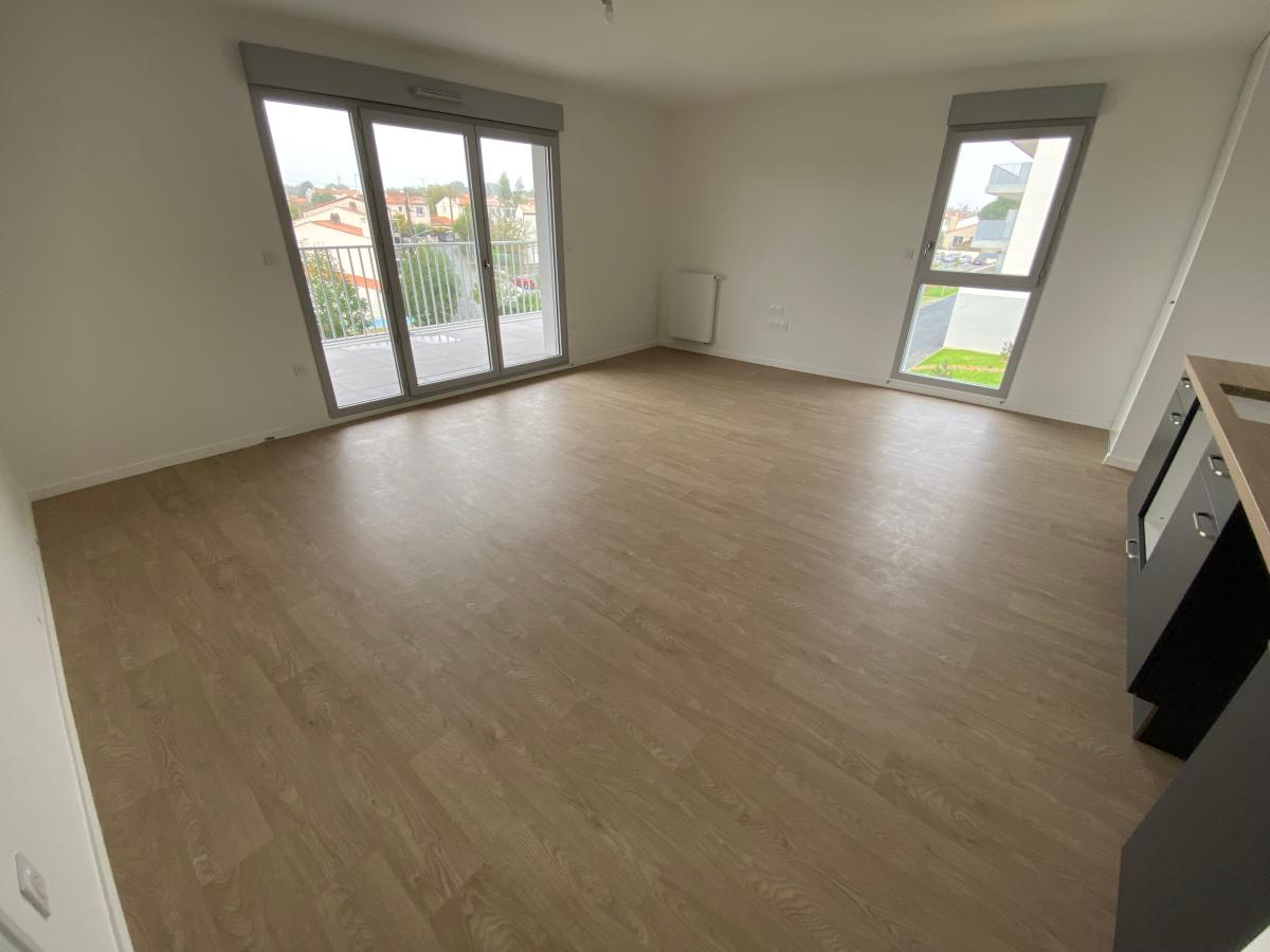 
																																							4 pièces – 
																																						1er étage – 80m² - 864,14 € - Photo #1