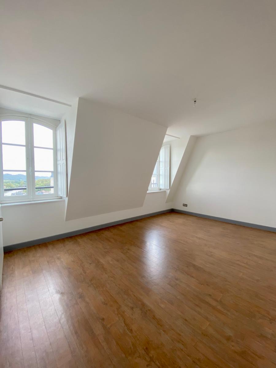 
																																							4 pièces - 
																																						4ème étage - 98m² - 1 325,83 € - Photo #2