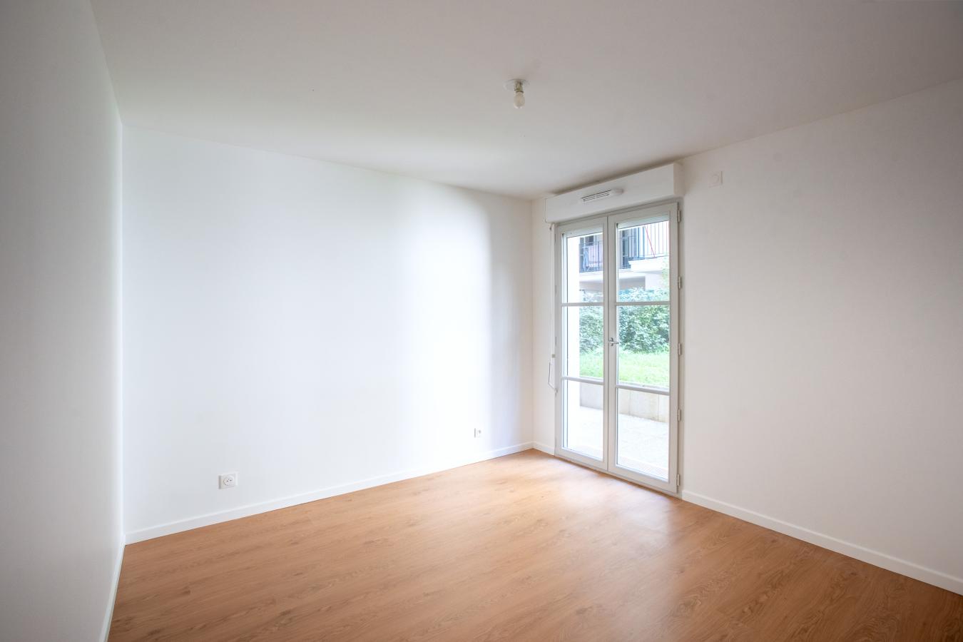 
																																							4 pièces - 
																																						1er étage - 81m² - 2 021,25 € - Photo #2