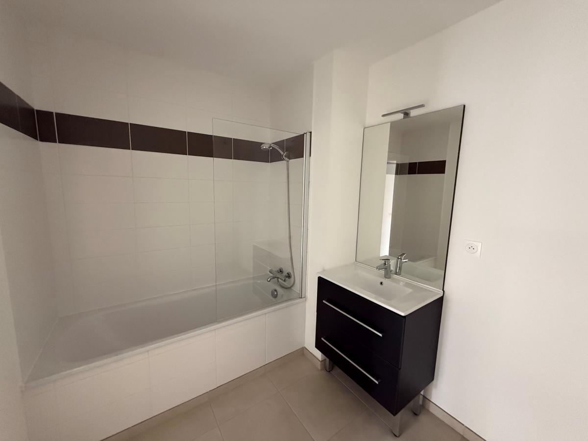 
																																							3 pièces - 
																																						1er étage - 64m² - 812,24 € - Photo #4