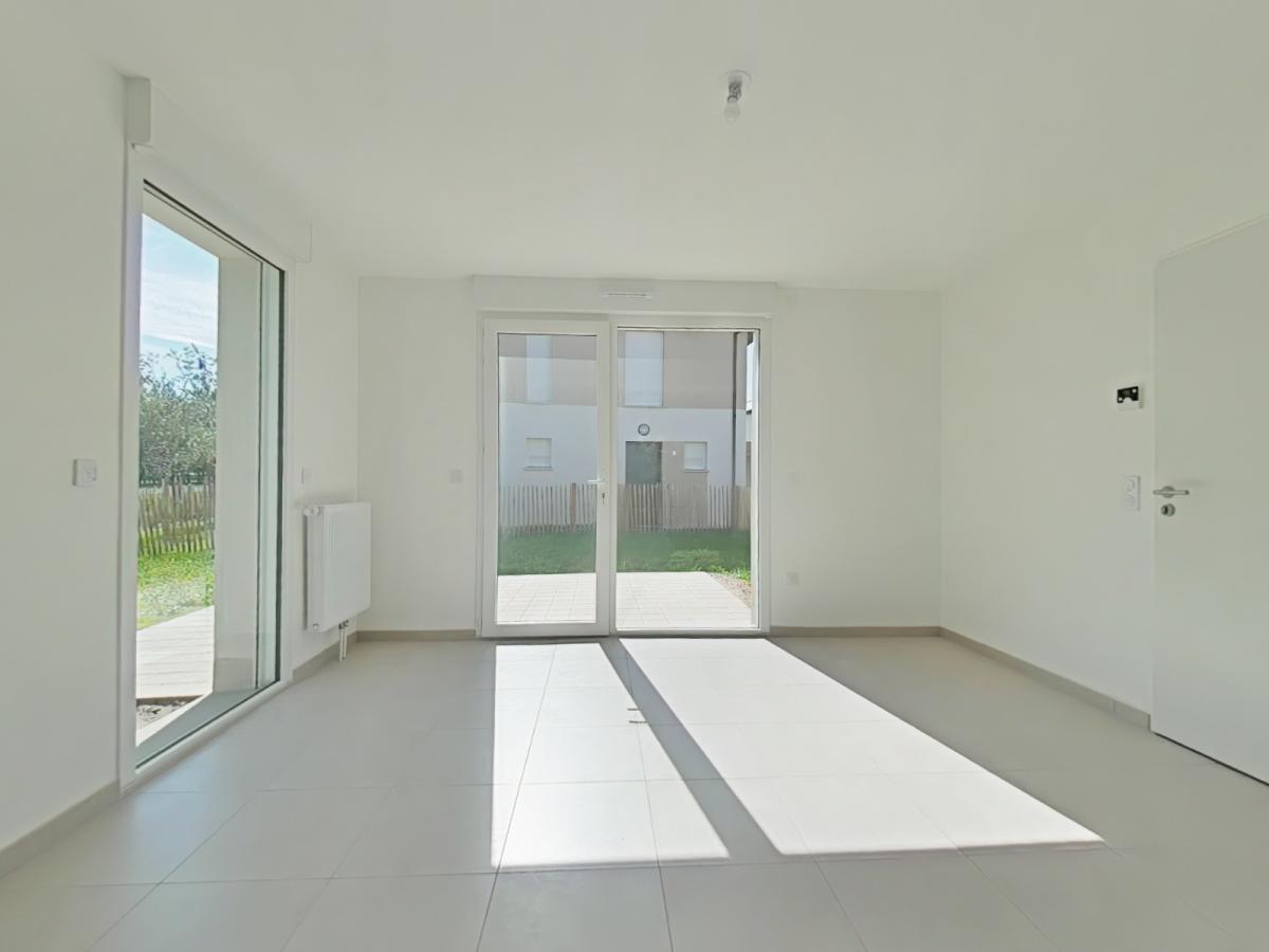 
																																							5 pièces - 
																																						RDC - 105m² - 1 065,09 € - Photo #2