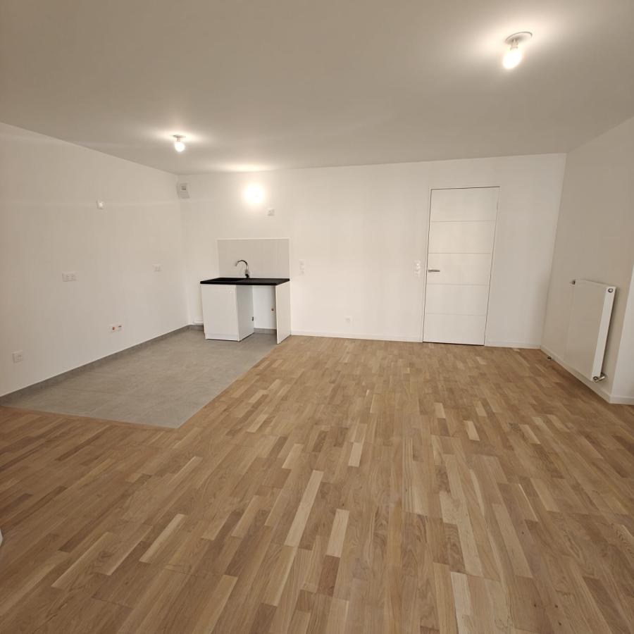 
																																							4 pièces – 
																																						1er étage – 84m² - 1 826,26 € - Photo #2