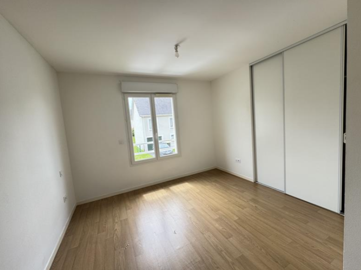 
																																							5 pièces - 
																																						RDC - 106m² - 1 027,14 € - Photo #6